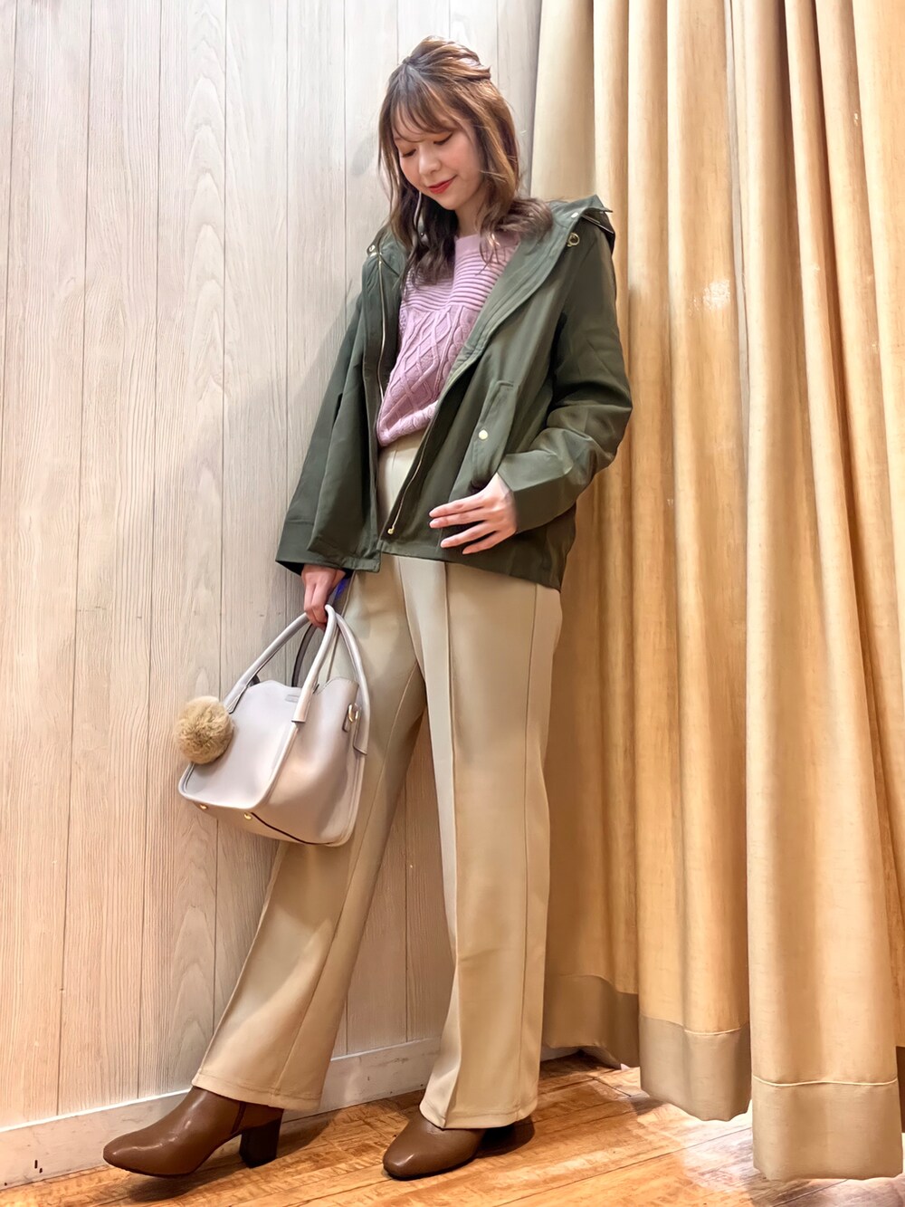 ピンク系のニット/セーター、グリーン系のブルゾン、ベージュ系のその他パンツを着用したレディースの秋コーディネートの2枚目の写真