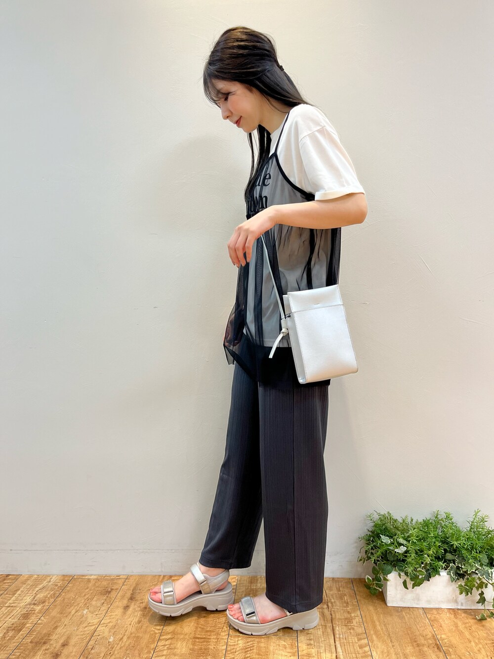 ブラック系のTシャツ/カットソー、グレー系のその他パンツ、シルバー系のショルダーバッグを着用したレディースの夏コーディネートの2枚目の写真