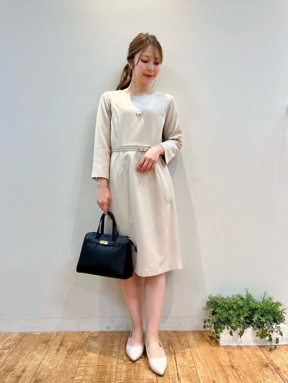 「シューラルー、ドレスキップ、キューティーブロンド、骨格ウェーブ、イエベ春、30代コーデ、セレモニー、お仕事コーデ、通勤コーデ、ツイードジャケット、卒業式、入学式、ワンピーススタイル、きちんとスタイル、オケージョン」｜「SHOO・LA・RUEの【洗える】ダブルクロスベルト付きワンピース（共布ベルト付き）【CIRCRIC】（ワンピース、ベージュ系）」を使った、reinaさん（レディース・156cm）の冬コーディネートの4枚目の写真