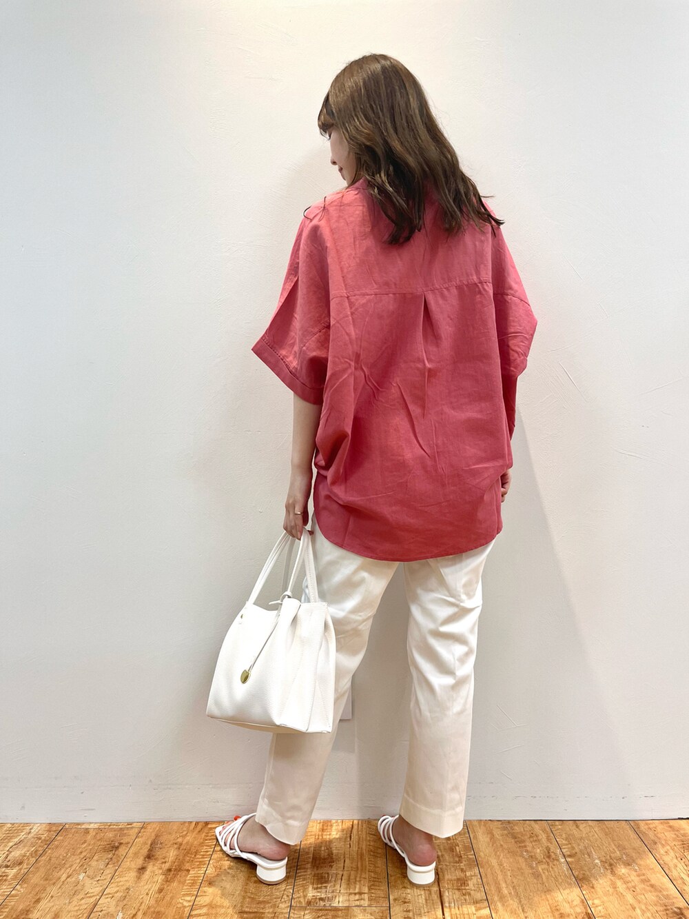 ピンク系のシャツ/ブラウス、ホワイト系のその他パンツ、ホワイト系のサンダルを着用したレディースの夏コーディネートの3枚目の写真
