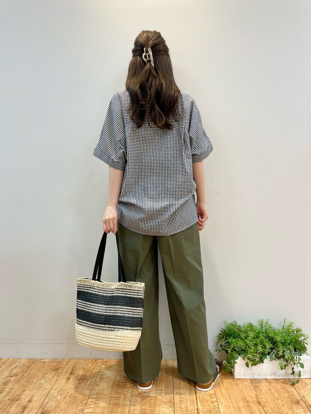 ブラック系のシャツ/ブラウス、グリーン系のその他パンツ、ブラック系のトートバッグを着用したレディースの夏コーディネートの3枚目の写真