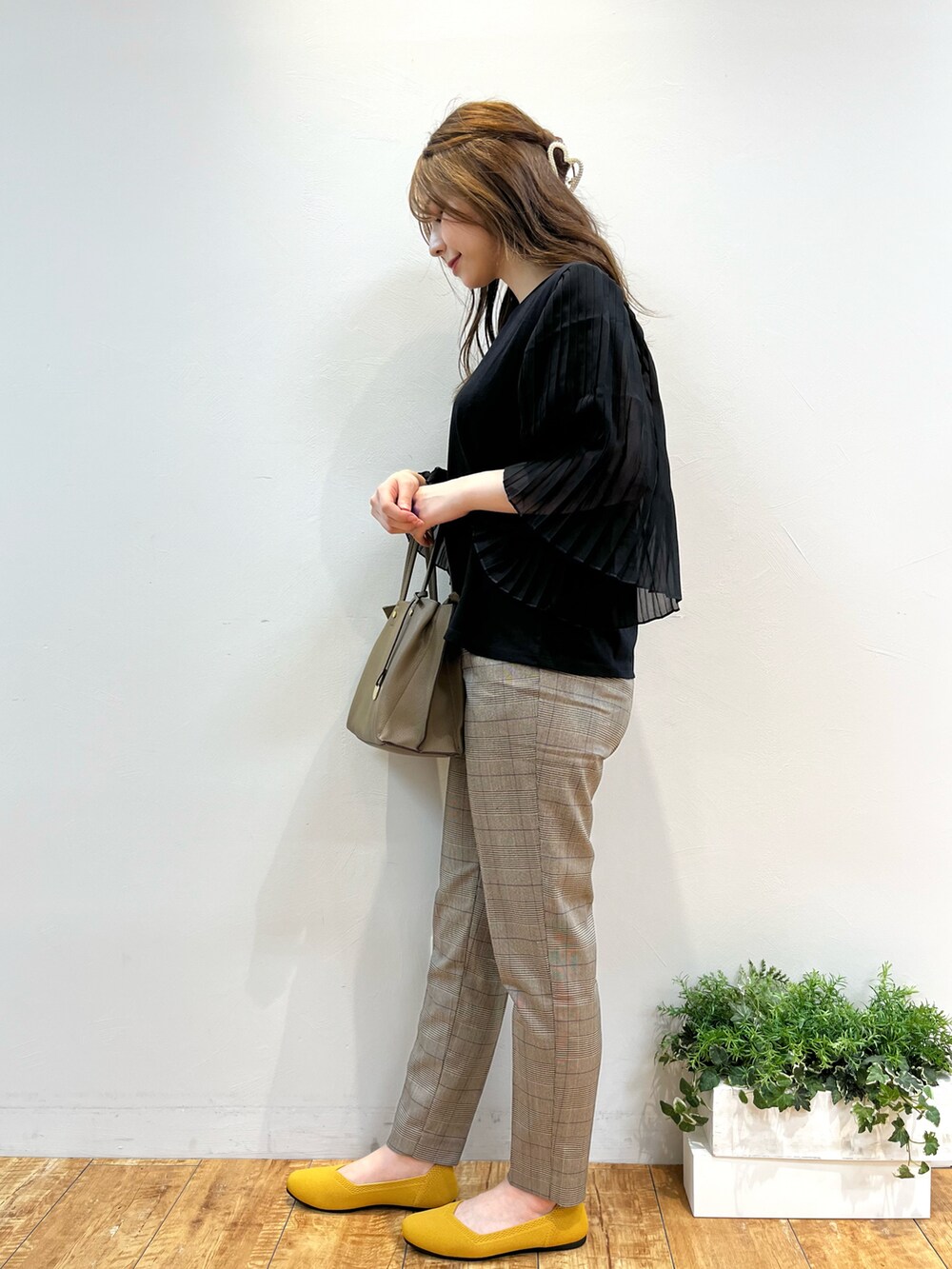 ブラック系のTシャツ/カットソー、ブラウン系のその他パンツ、イエロー系のパンプスを着用したレディースの秋コーディネートの2枚目の写真