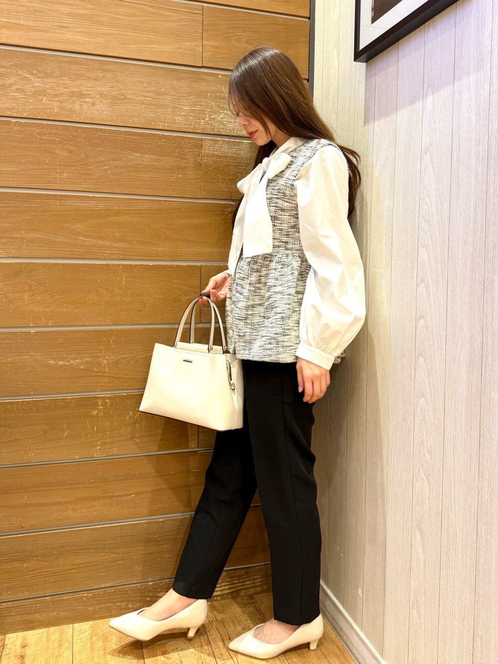 ホワイト系のベスト、ホワイト系のシャツ/ブラウス、ブラック系のその他パンツを着用したレディースの冬コーディネートの2枚目の写真