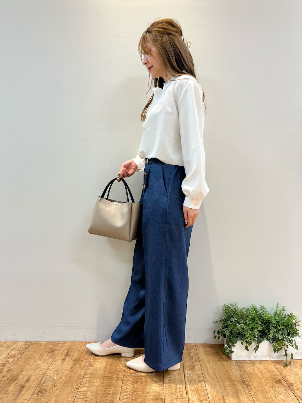 ホワイト系のシャツ/ブラウス、ブルー系のその他パンツ、グレー系のトートバッグを着用したレディースの春コーディネートの2枚目の写真