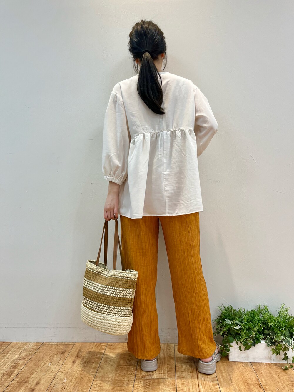 ホワイト系のシャツ/ブラウス、オレンジ系のその他パンツ、イエロー系のトートバッグを着用したレディースの夏コーディネートの3枚目の写真