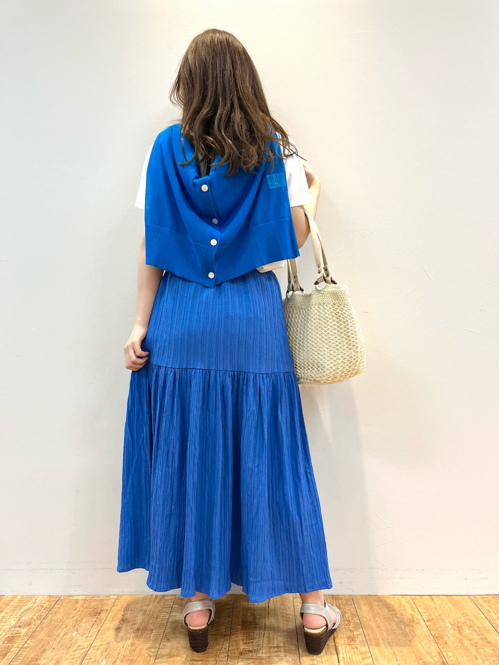 ホワイト系のTシャツ/カットソー、ブルー系のカーディガン/ボレロ、ブルー系のスカートを着用したレディースの夏コーディネートの3枚目の写真