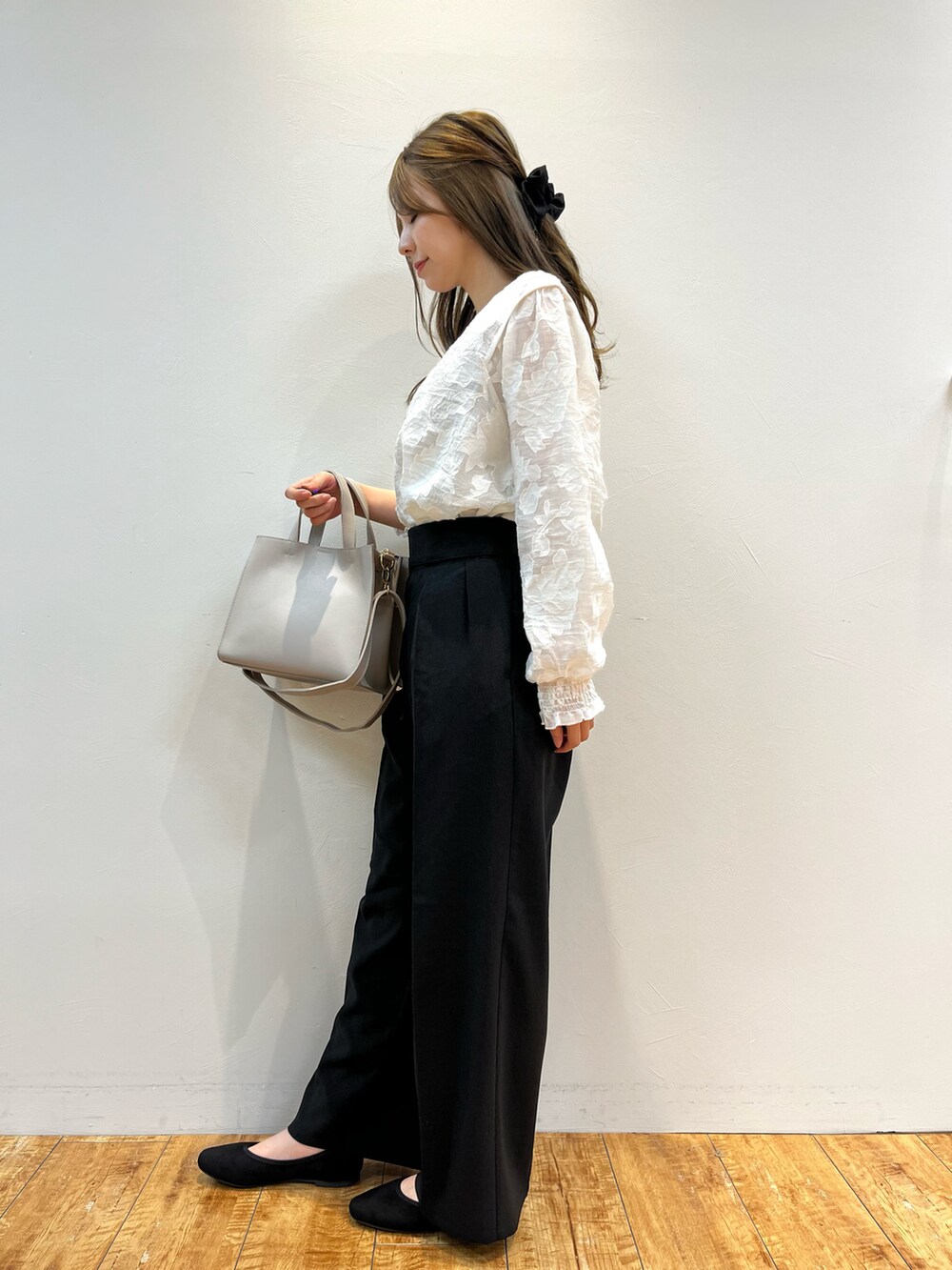 ベージュ系のシャツ/ブラウス、ブラック系のその他パンツ、グレー系のトートバッグを着用したレディースの秋コーディネートの2枚目の写真