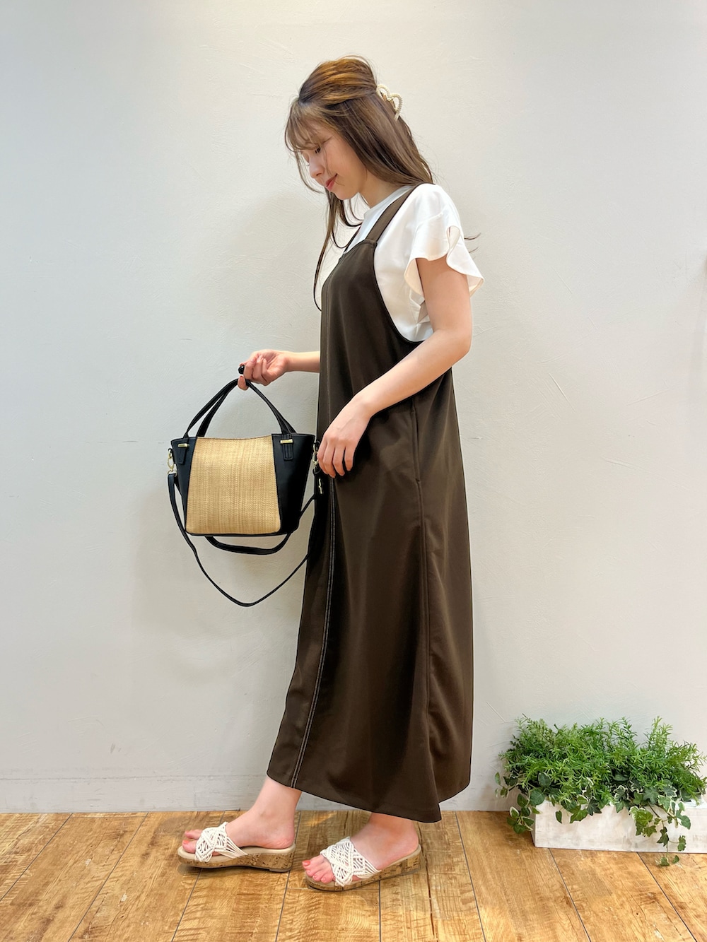 「シューラルー、ドレスキップ、キューティーブロンド、骨格ウェーブ、イエベ春、30代コーデ、プチプラ、夏コーデ、夏ファッション、おでかけコーデ、大人かわいい、大人ガーリー、ジャンパースカート、袖フリル、ワンピースコーデ」｜「DRESKIPの【接触冷感/UV】女性らしく好印象 フリル袖トップス（Tシャツ/カットソー、ホワイト系）」を使った、reinaさん（レディース・156cm）の夏コーディネートの2枚目の写真