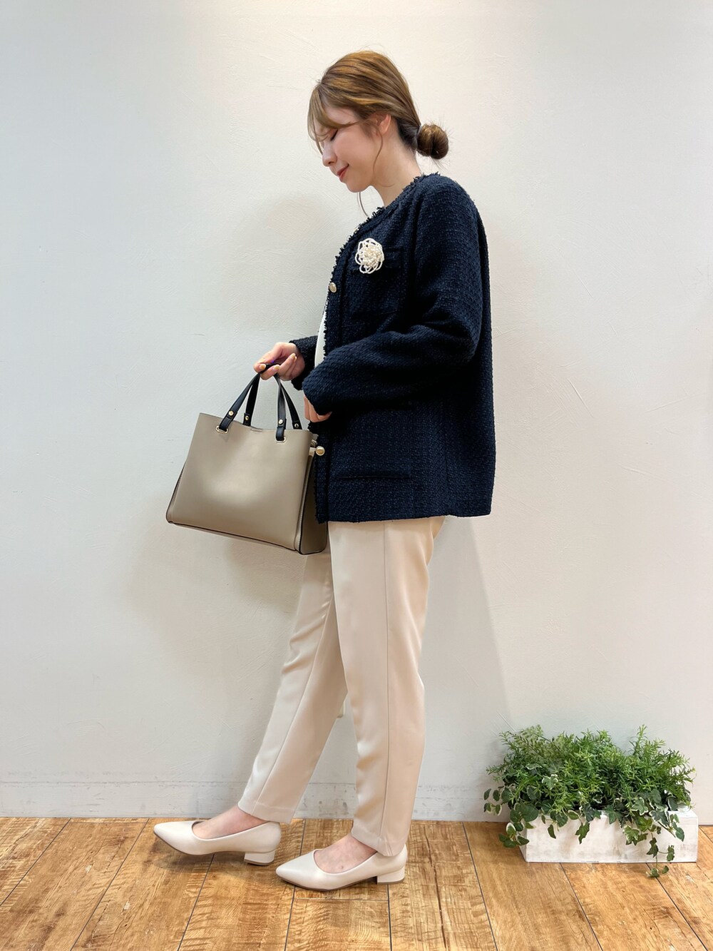 ブルー系のノーカラージャケット、ホワイト系のシャツ/ブラウス、ベージュ系のその他パンツを着用したレディースの春コーディネートの2枚目の写真