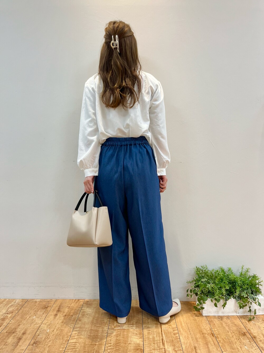 ホワイト系のシャツ/ブラウス、ブルー系のその他パンツ、グレー系のトートバッグを着用したレディースの春コーディネートの3枚目の写真