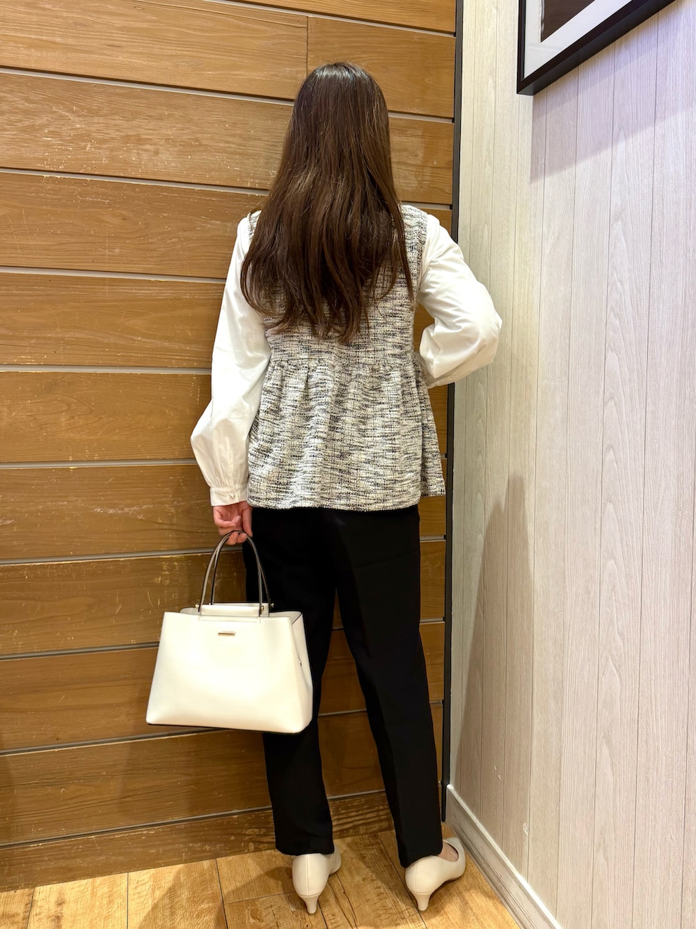 ホワイト系のベスト、ホワイト系のシャツ/ブラウス、ブラック系のその他パンツを着用したレディースの冬コーディネートの3枚目の写真