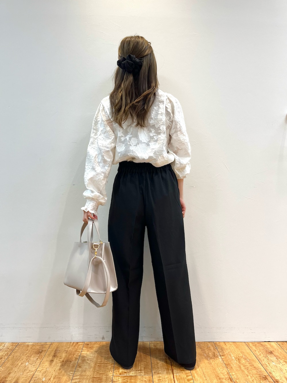 ベージュ系のシャツ/ブラウス、ブラック系のその他パンツ、グレー系のトートバッグを着用したレディースの秋コーディネートの3枚目の写真