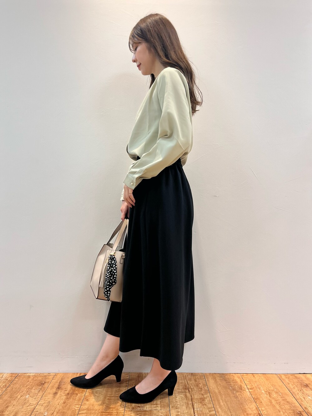 グリーン系のシャツ/ブラウス、ブラック系のその他パンツ、グレー系のショルダーバッグを着用したレディースの秋コーディネートの2枚目の写真