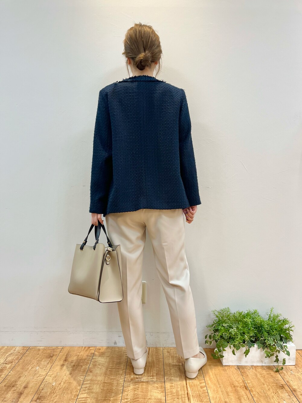 ブルー系のノーカラージャケット、ホワイト系のシャツ/ブラウス、ベージュ系のその他パンツを着用したレディースの春コーディネートの3枚目の写真