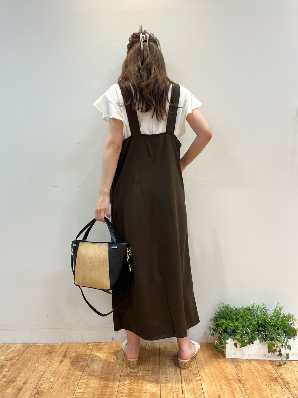 「シューラルー、ドレスキップ、キューティーブロンド、骨格ウェーブ、イエベ春、30代コーデ、プチプラ、夏コーデ、夏ファッション、おでかけコーデ、大人かわいい、大人ガーリー、ジャンパースカート、袖フリル、ワンピースコーデ」｜「DRESKIPの【接触冷感/UV】女性らしく好印象 フリル袖トップス（Tシャツ/カットソー、ホワイト系）」を使った、reinaさん（レディース・156cm）の夏コーディネートの3枚目の写真