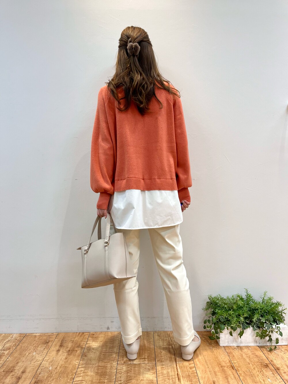 「シューラルー、ドレスキップ、キューティーブロンド、骨格ウェーブ、イエベ春、30代コーデ、オレンジ、オレンジニット、レイヤードスタイル、イージーパンツ、ストレッチパンツ、パンプス、パンツスタイル、春コーデ、春カラー」｜「DRESKIPのレイヤードスタイルが一枚で叶う　裾ドッキングニット（ニット/セーター、オレンジ系）」を使った、reinaさん（レディース・156cm）の冬コーディネートの3枚目の写真
