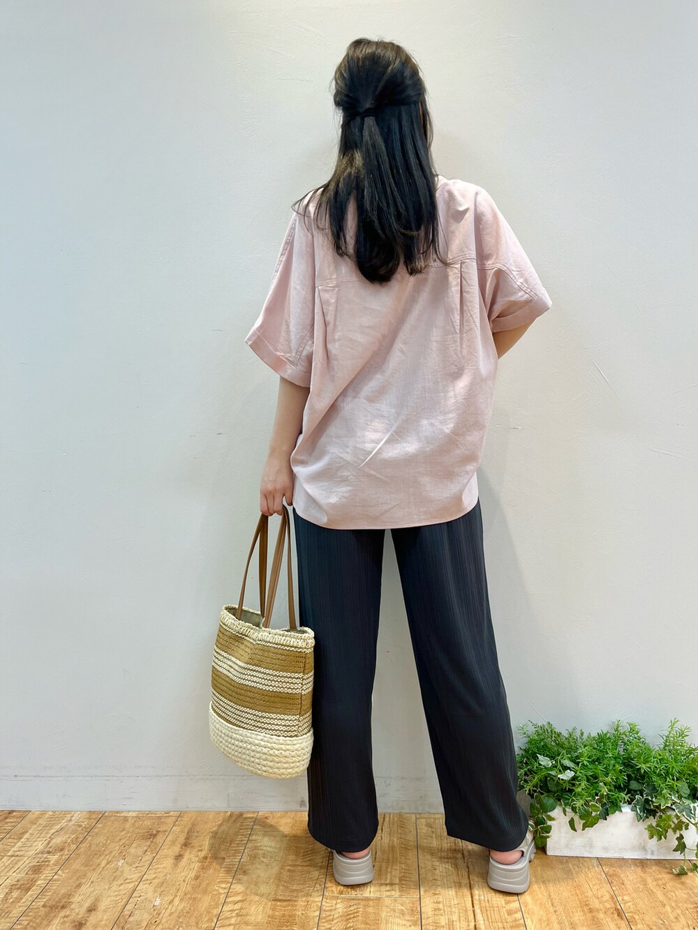 ピンク系のシャツ/ブラウス、グレー系のその他パンツ、イエロー系のトートバッグを着用したレディースの春コーディネートの3枚目の写真