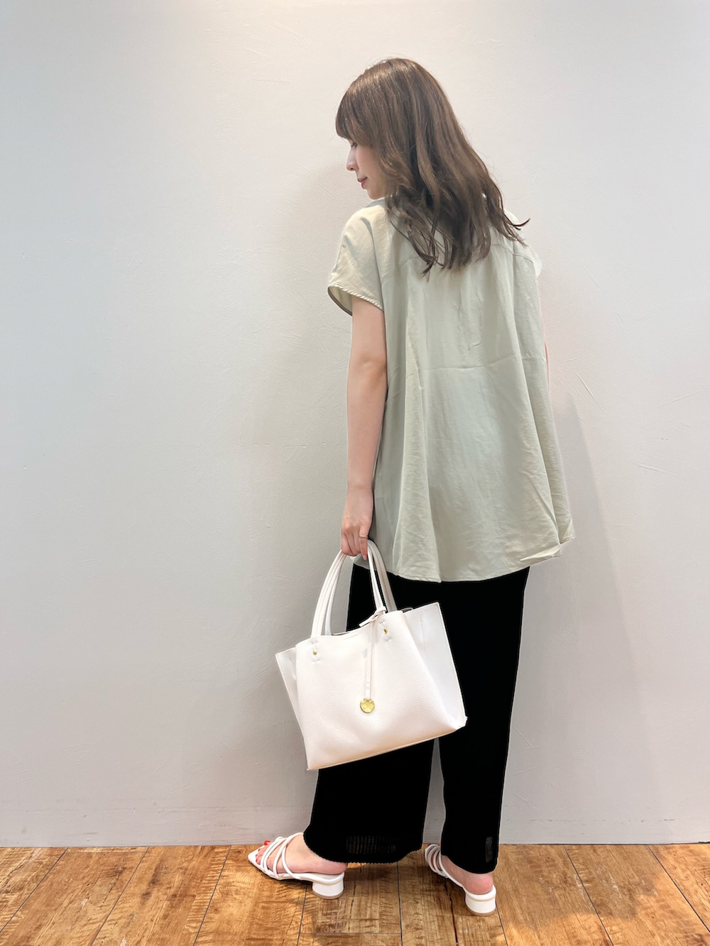 グリーン系のシャツ/ブラウス、ブラック系のその他パンツ、ホワイト系のサンダルを着用したレディースの夏コーディネートの3枚目の写真