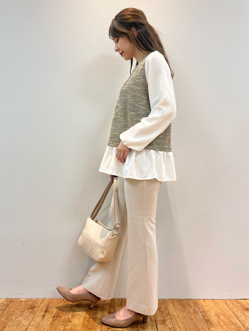 ベージュ系のTシャツ/カットソー、ベージュ系のその他パンツ、ベージュ系のパンプスを着用したレディースの秋コーディネートの2枚目の写真