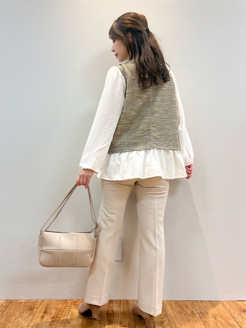 ベージュ系のTシャツ/カットソー、ベージュ系のその他パンツ、ベージュ系のパンプスを着用したレディースの秋コーディネートの3枚目の写真