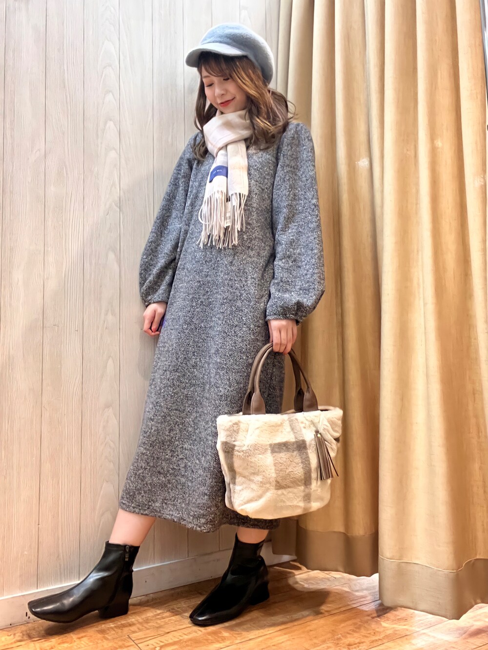 「ワンピース、ブーツ、ストール、マフラー、キャスケット、冬コーデ、お出かけコーデ、プチプラ、大人コーデ、ファーバッグ、シューラルー、オトナ女子、ボリューム袖、キューティーブロンド、ドレスキップ」｜「DRESKIPのフェイクシャギーキャスケット（キャスケット、グレー系）」を使った、reinaさん（レディース・156cm）の秋コーディネートの2枚目の写真