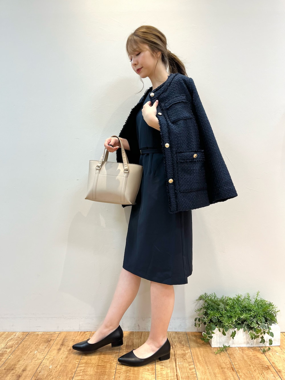 ブルー系のワンピース、ブルー系のノーカラージャケット、グレー系のトートバッグを着用したレディースの冬コーディネートの2枚目の写真