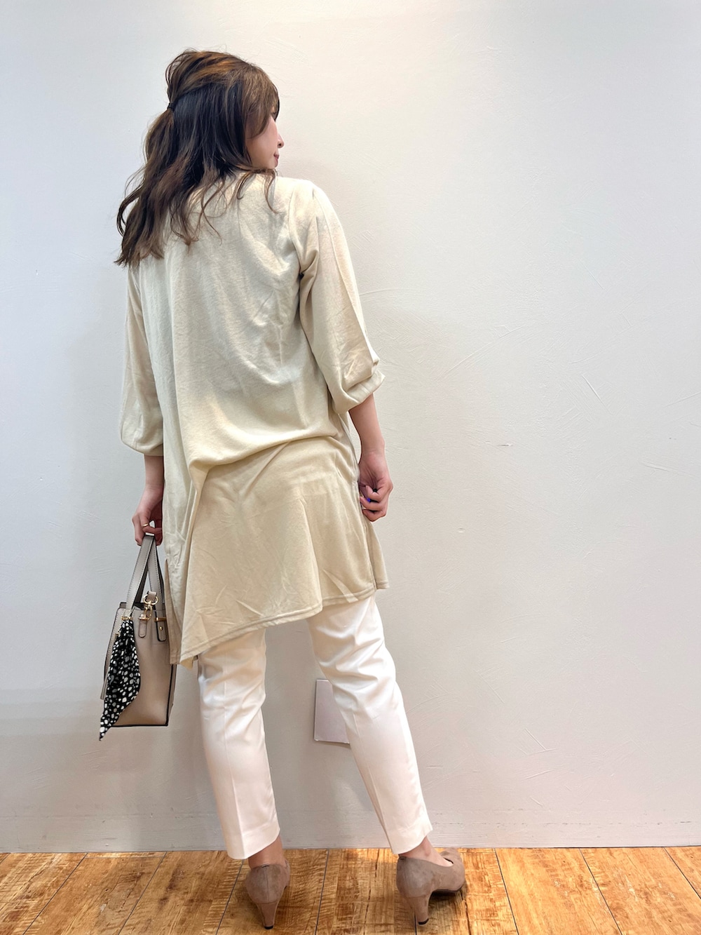 ブルー系のシャツ/ブラウス、ベージュ系のカーディガン/ボレロ、ベージュ系のパンプスを着用したレディースの夏コーディネートの3枚目の写真