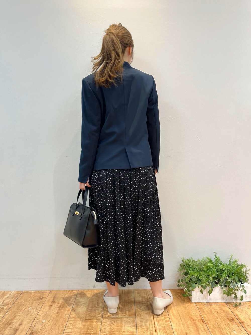 ホワイト系のシャツ/ブラウス、ブルー系のノーカラージャケット、ブラック系のスカートを着用したレディースの春コーディネートの3枚目の写真