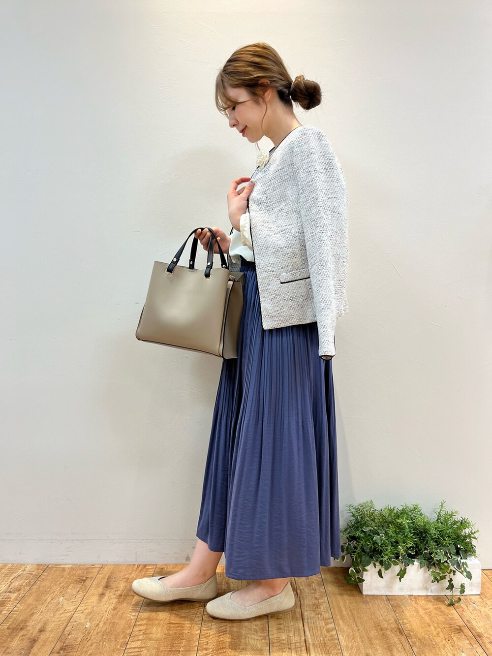 ホワイト系のシャツ/ブラウス、グレー系のノーカラージャケット、ベージュ系のハンドバッグを着用したレディースの春コーディネートの2枚目の写真