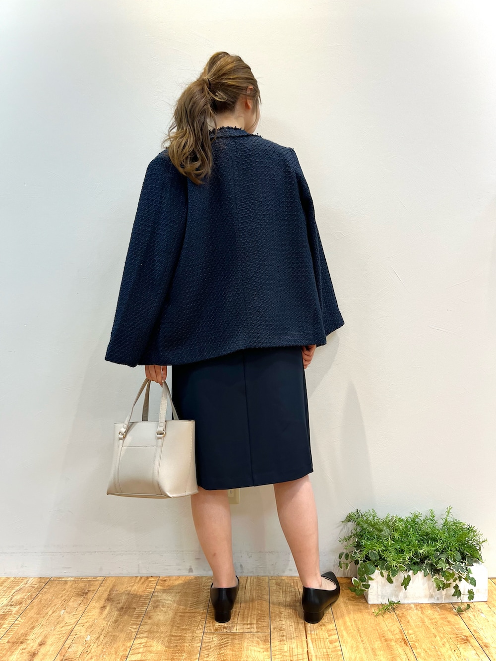 ブルー系のワンピース、ブルー系のノーカラージャケット、グレー系のトートバッグを着用したレディースの冬コーディネートの3枚目の写真