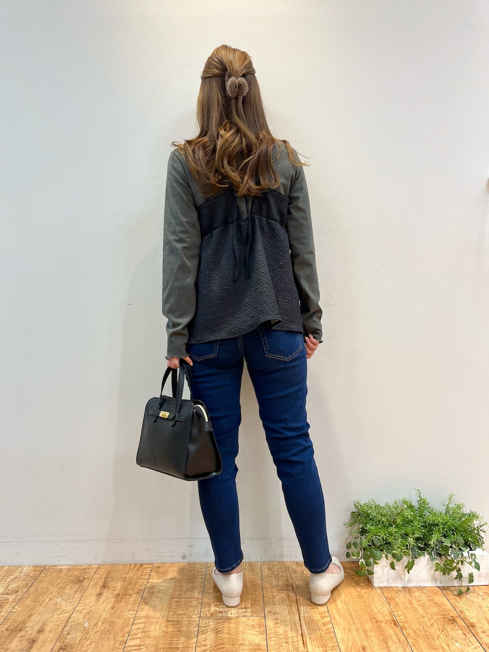 ブラック系のその他トップス、ブルー系のデニムパンツ、ブラック系のトートバッグを着用したレディースの冬コーディネートの3枚目の写真