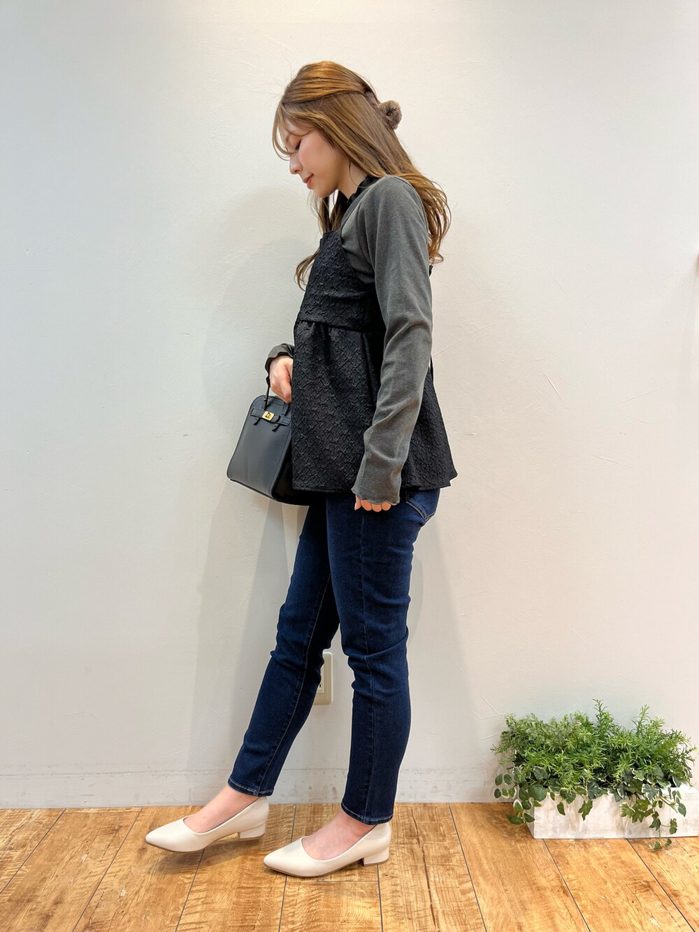 ブラック系のその他トップス、ブルー系のデニムパンツ、ブラック系のトートバッグを着用したレディースの冬コーディネートの2枚目の写真