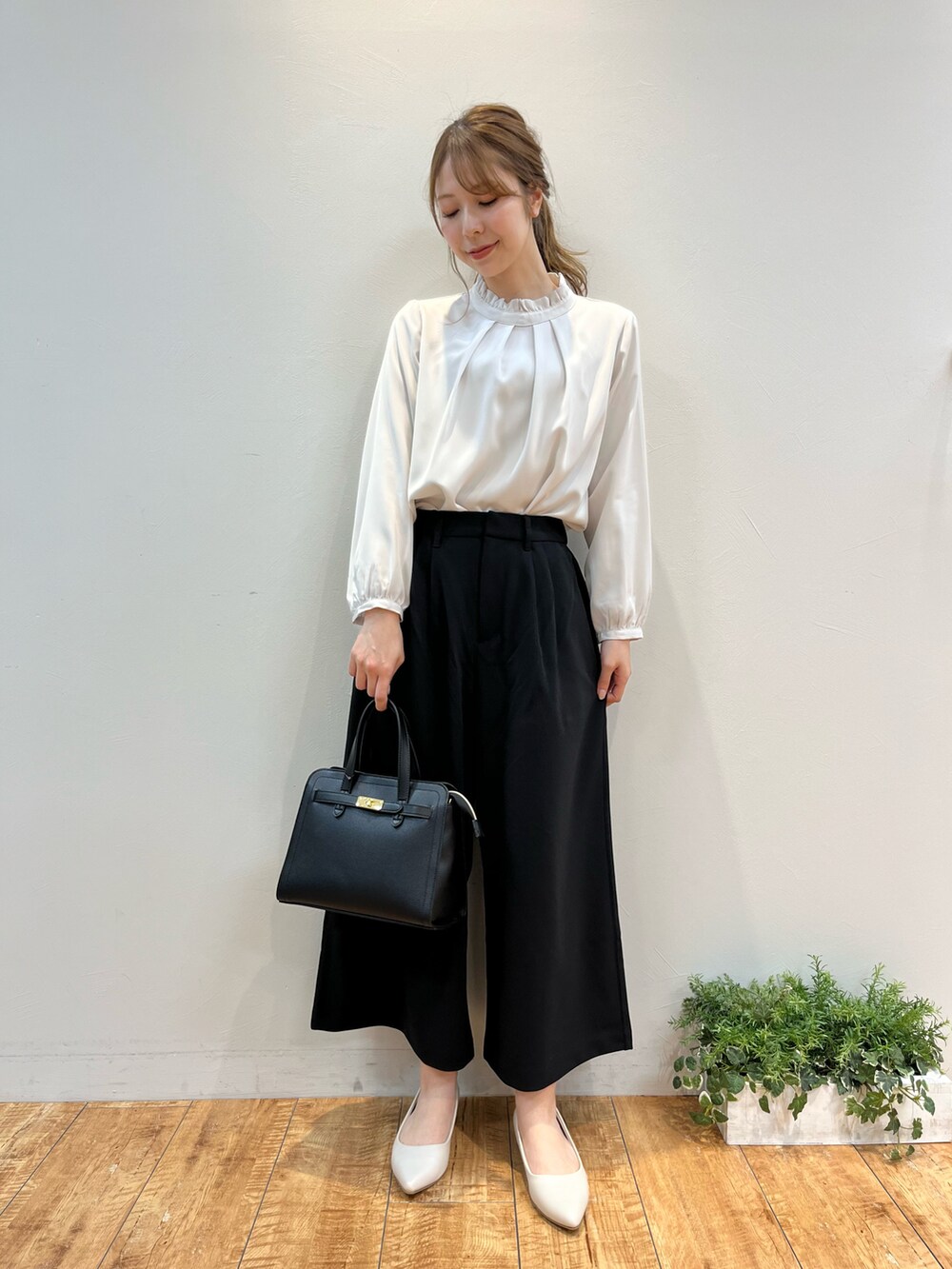 ブラック系のベスト、ベージュ系のシャツ/ブラウス、ブラック系のその他パンツを着用したレディースの冬コーディネートの3枚目の写真