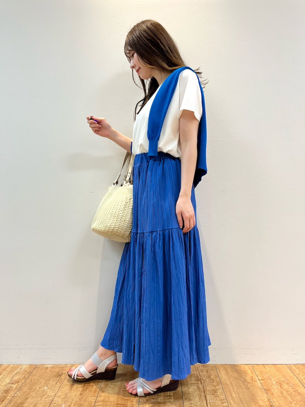 ホワイト系のTシャツ/カットソー、ブルー系のカーディガン/ボレロ、ブルー系のスカートを着用したレディースの夏コーディネートの2枚目の写真