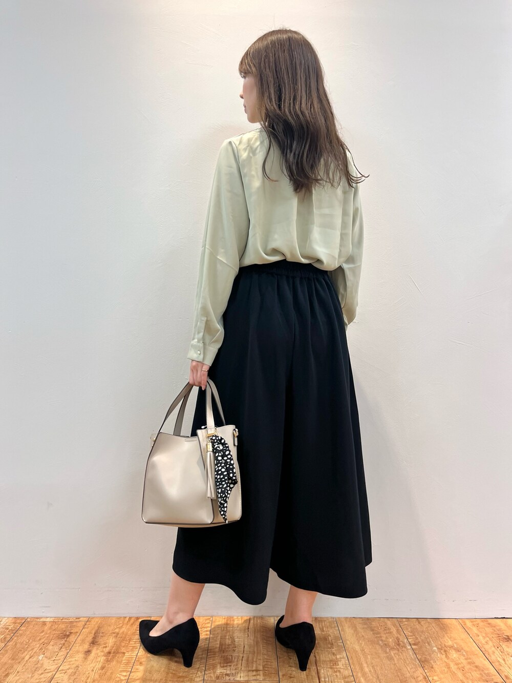 グリーン系のシャツ/ブラウス、ブラック系のその他パンツ、グレー系のショルダーバッグを着用したレディースの秋コーディネートの3枚目の写真