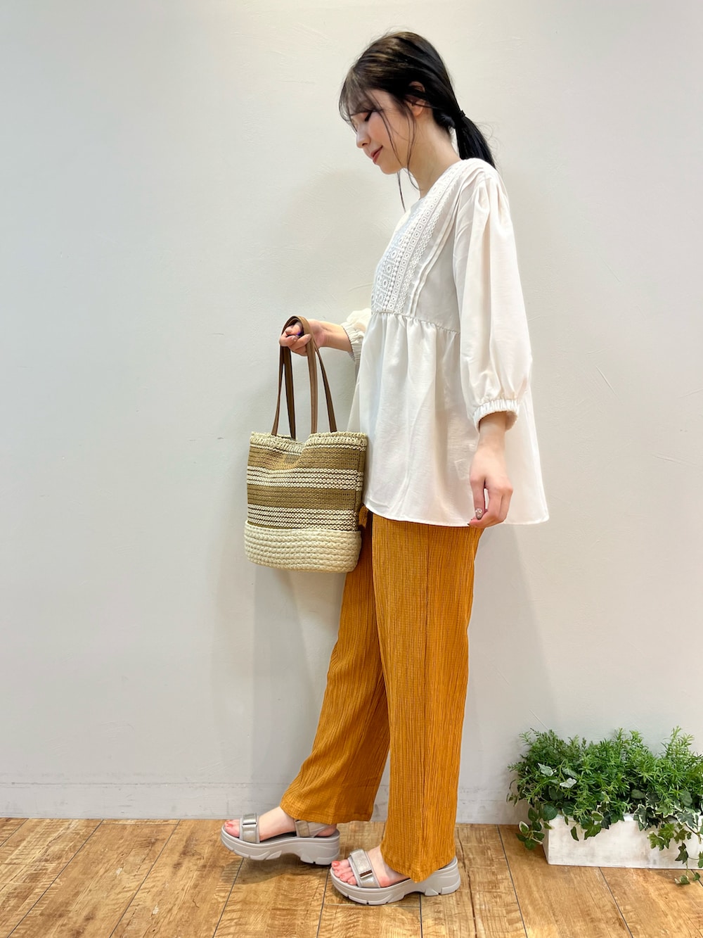 ホワイト系のシャツ/ブラウス、オレンジ系のその他パンツ、イエロー系のトートバッグを着用したレディースの夏コーディネートの2枚目の写真