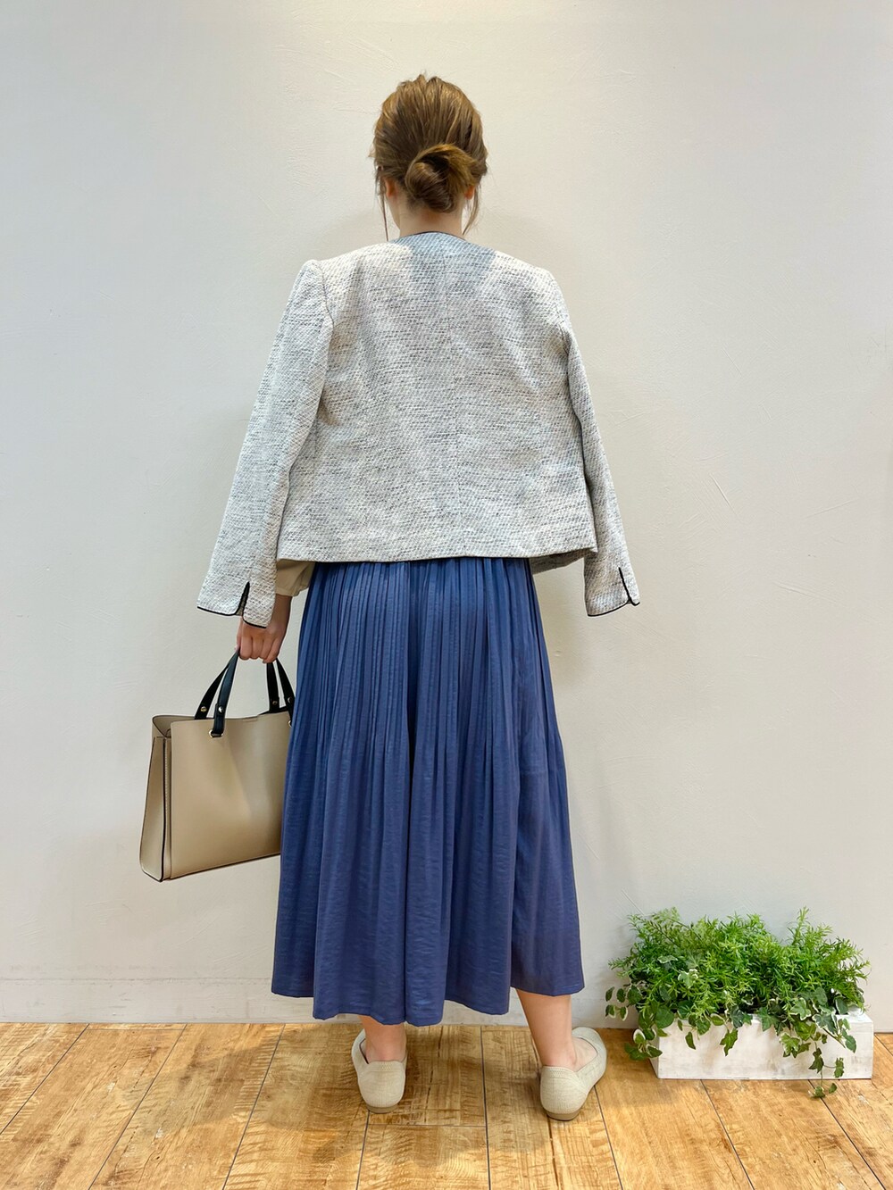 ホワイト系のシャツ/ブラウス、グレー系のノーカラージャケット、ベージュ系のハンドバッグを着用したレディースの春コーディネートの3枚目の写真