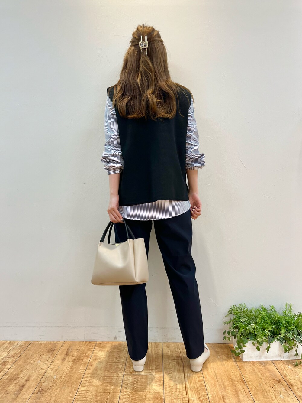 ブラック系のその他トップス、ブラック系のその他パンツ、グレー系のトートバッグを着用したレディースの春コーディネートの3枚目の写真