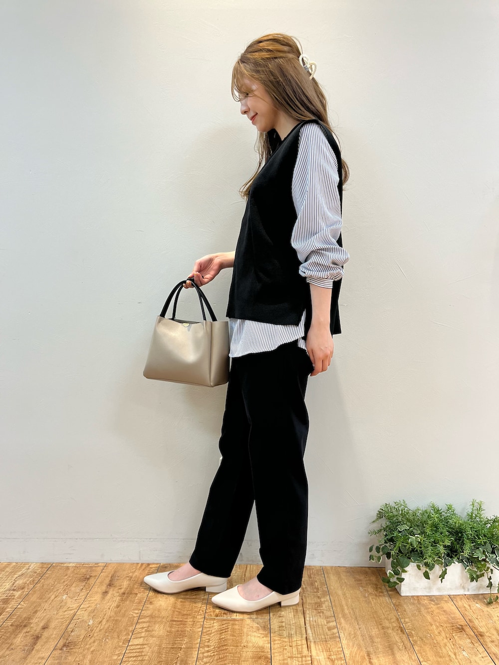 ブラック系のその他トップス、ブラック系のその他パンツ、グレー系のトートバッグを着用したレディースの春コーディネートの2枚目の写真