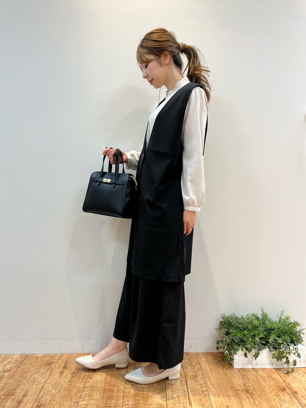 ブラック系のベスト、ベージュ系のシャツ/ブラウス、ブラック系のその他パンツを着用したレディースの冬コーディネートの4枚目の写真