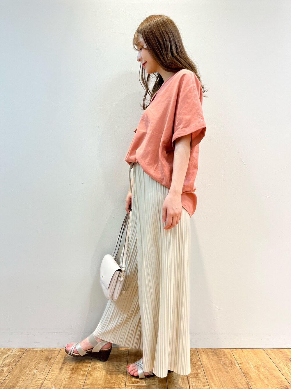 ピンク系のシャツ/ブラウス、ベージュ系のその他パンツ、グレー系のショルダーバッグを着用したレディースの秋コーディネートの2枚目の写真