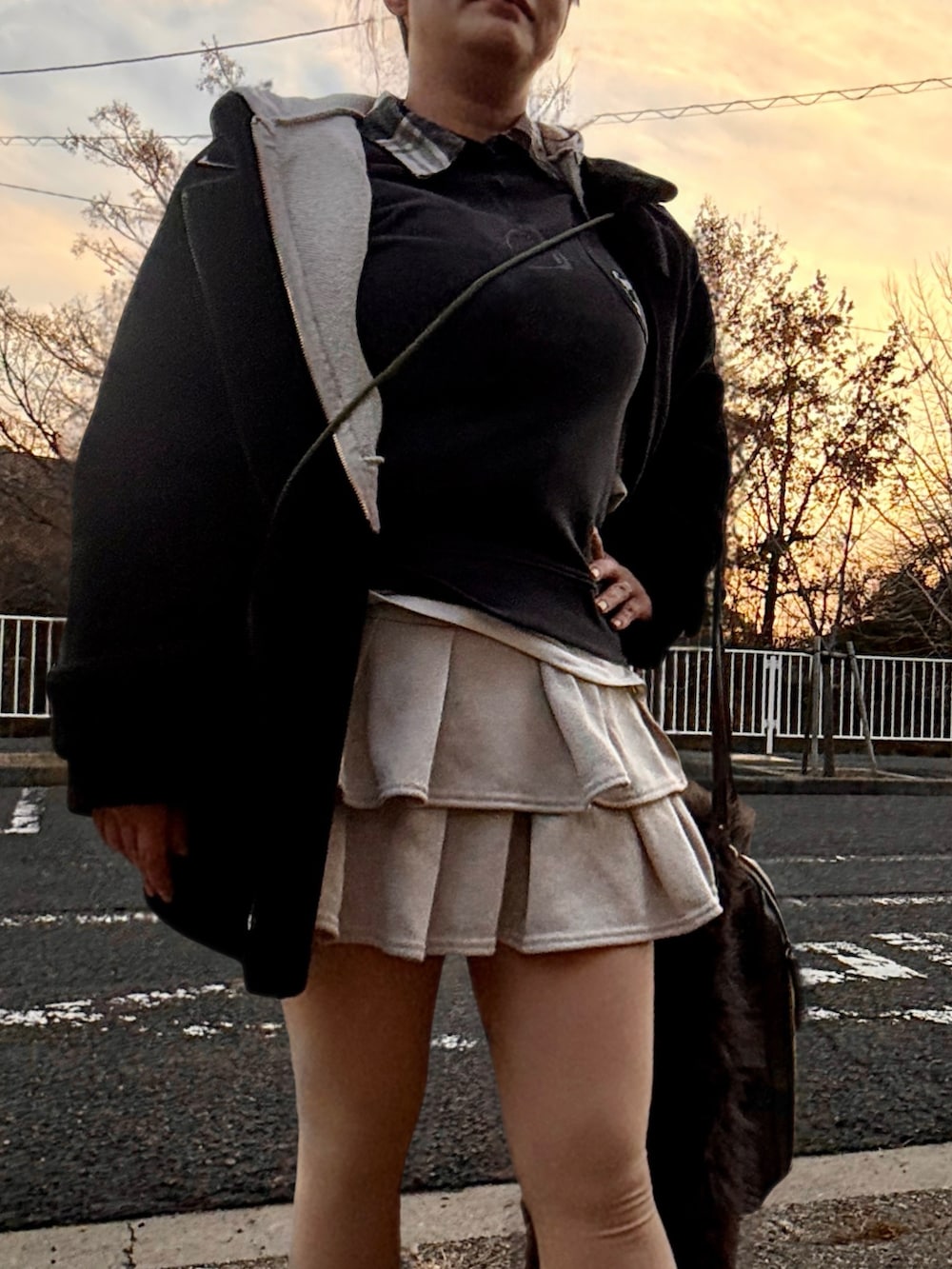 ブラック系のTシャツ/カットソー、グレー系のその他アウター、ブラック系のTシャツ/カットソーを着用したレディースの冬コーディネートの4枚目の写真