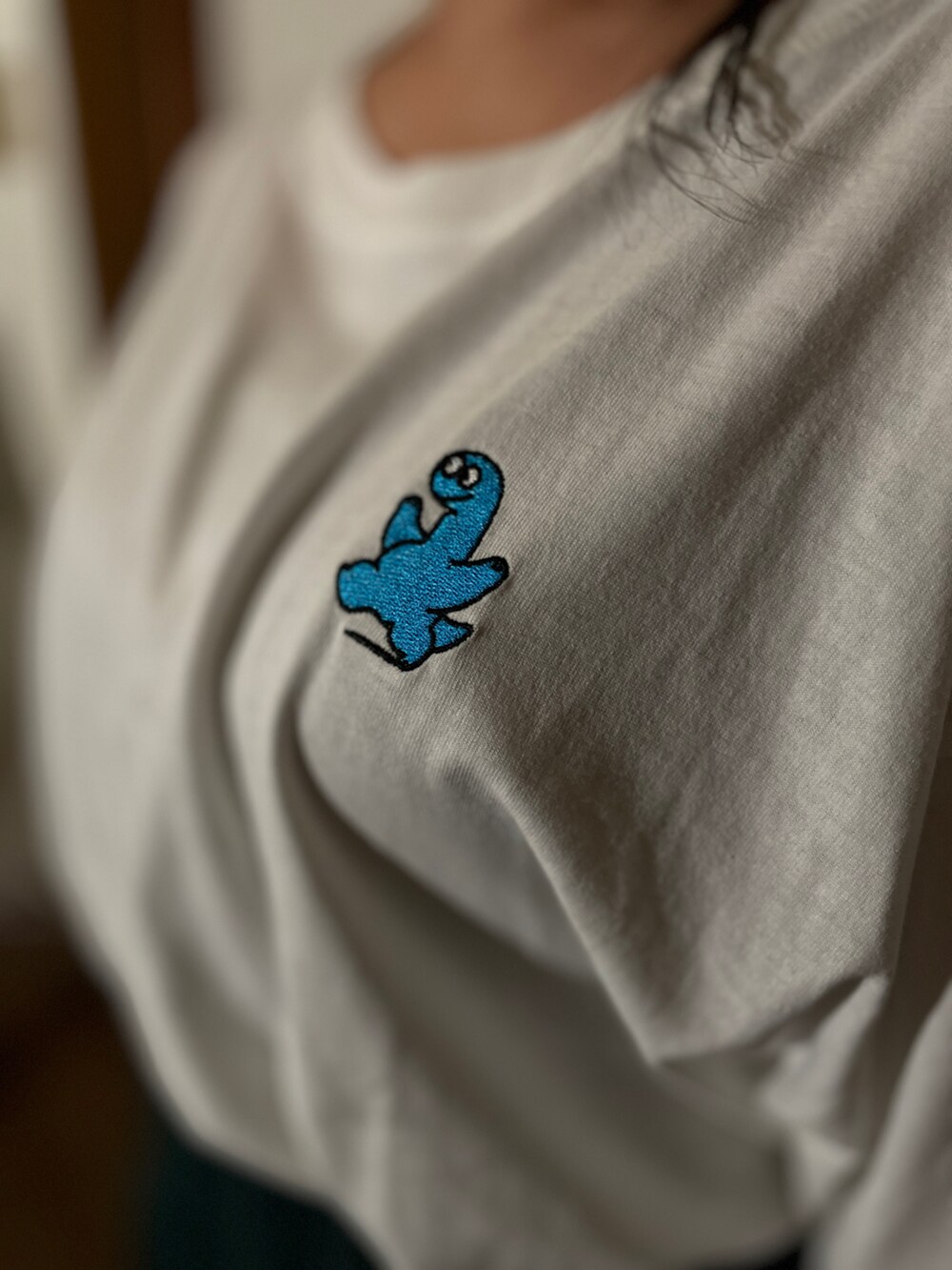 グリーン系のスカート、ホワイト系のTシャツ/カットソーを着用したレディースの夏コーディネートの5枚目の写真