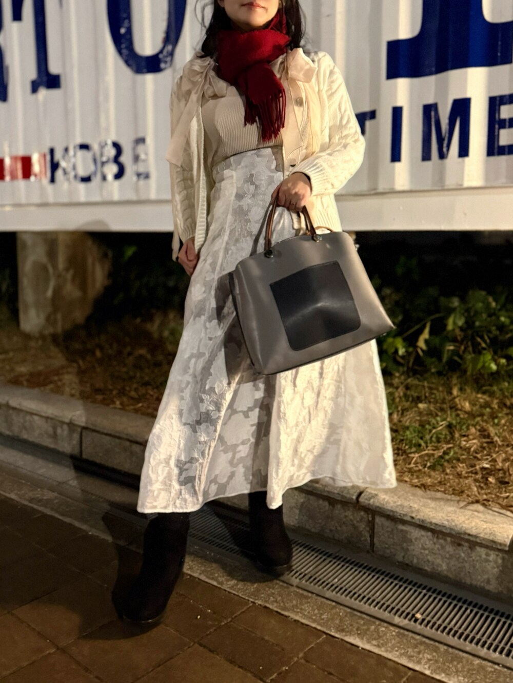 ピンク系のワンピース、ブラック系のその他アウター、ブラック系のシャツ/ブラウスを着用したレディースの冬コーディネートの2枚目の写真