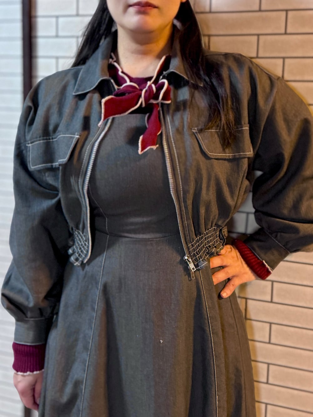 グレー系のワンピース/ドレス、レッド系のニット/セーターを着用したレディースの冬コーディネートの3枚目の写真