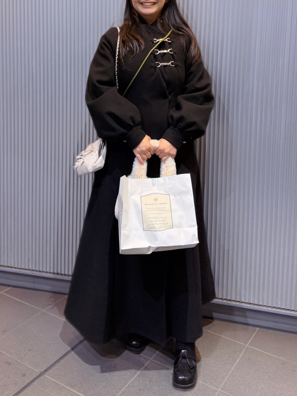 ベージュ系のニット/セーター、ホワイト系のライダースジャケット、グレー系のその他アウターを着用したレディースの春コーディネートの3枚目の写真