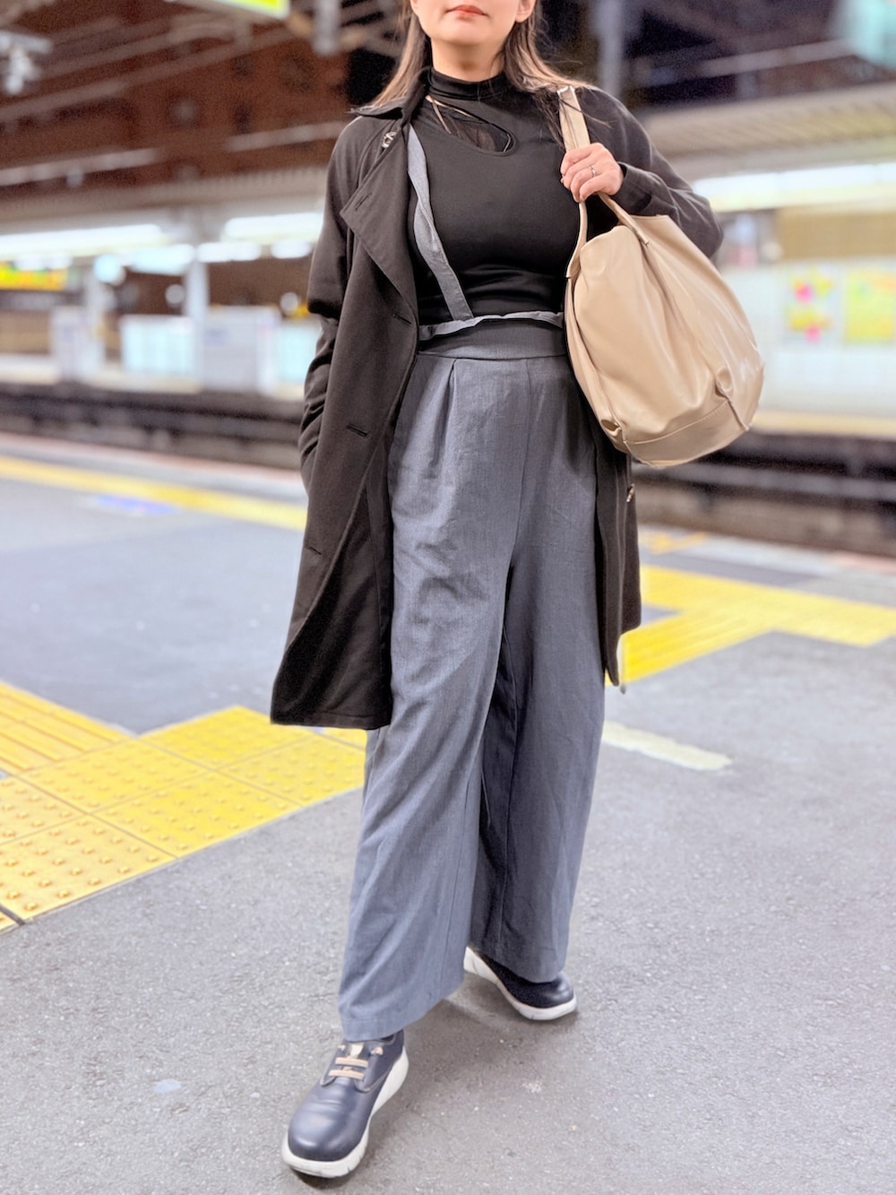 ブラック系のTシャツ/カットソー、グレー系のパンツ、ブラック系のTシャツ/カットソーを着用したレディースの春コーディネートの2枚目の写真