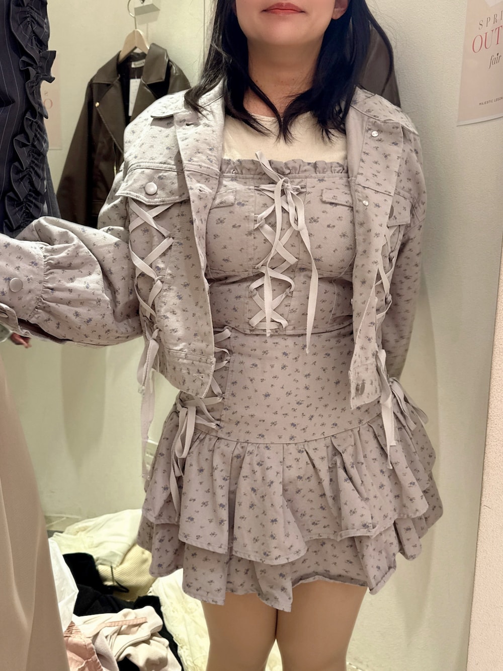 ピンク系のデニムジャケット、ピンク系のスカート、グレー系のキャミソールを着用したレディースの春コーディネートの2枚目の写真