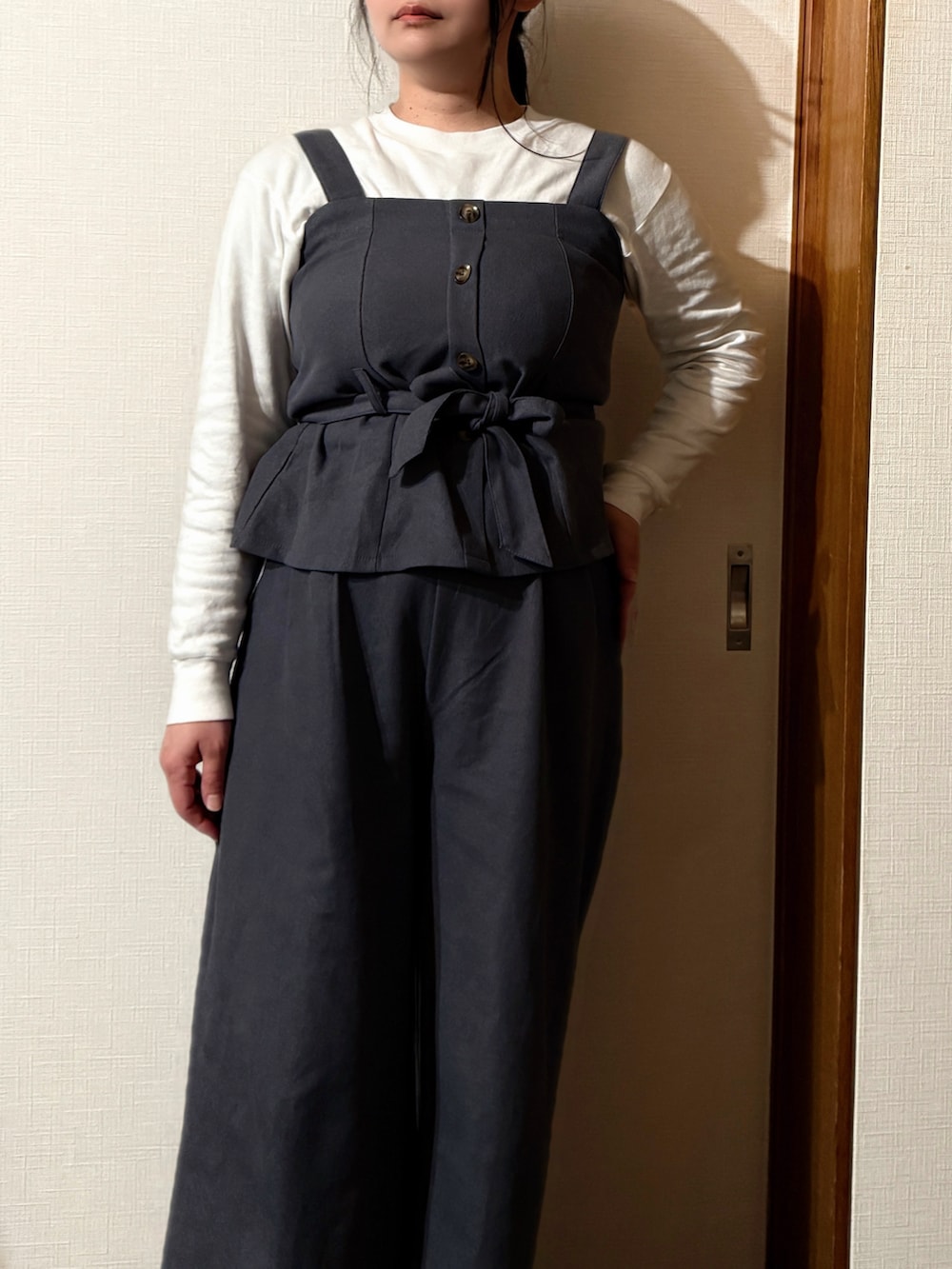 「中綿ブルゾン、セットアップ、ワントーンコーデ、モノトーン、レイヤードスタイル、低身長コーデ、白Tシャツ」｜「Remind me and foreverのキャミ付きセットアップ（ワンピース、グレー系）」を使った、tsubasa harada    さん（骨格ナチュラル・レディース・151cm）の春コーディネートの3枚目の写真