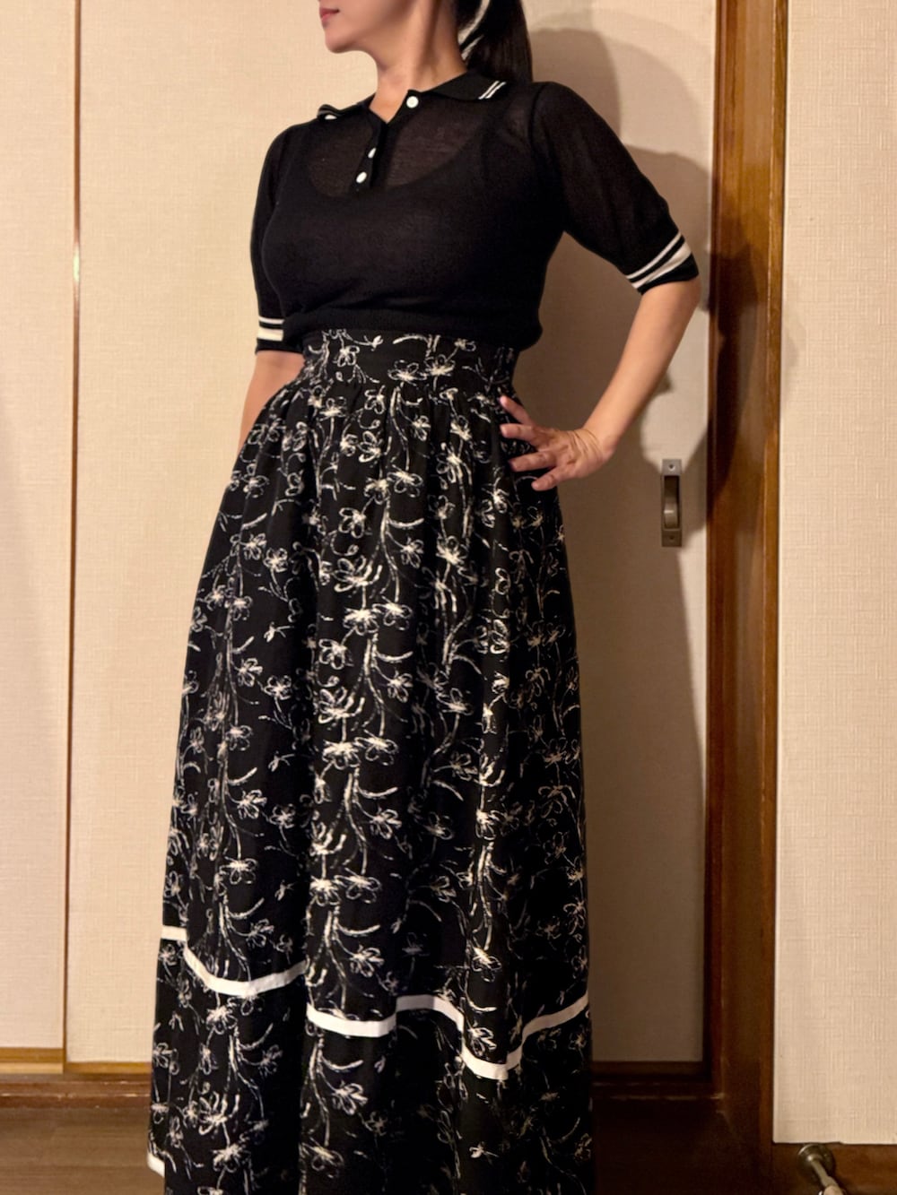 ブラック系のポロシャツ、ブラック系のスカートを着用したレディースの夏コーディネートの3枚目の写真